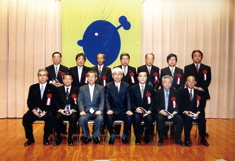 平成14年度のモノづくりブランドNAGOYA表彰式。磯村会頭から顕彰企業12社へ表彰盾が贈られました