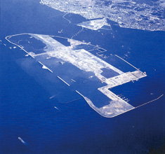 2002年1月、旅客ターミナルビル着工時の様子(出典:『セントレア未来へ』中部国際空港開港記念誌)