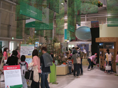 本所も独自にパピリオンを出展。「モノづくりランド シンフォニア」の技術と花園ゾーンの様子