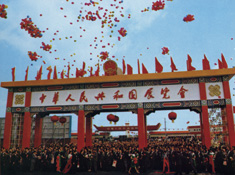 テープカット直後の様子