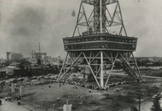 開業初日。日本初の集約電波塔に登るため多くの方が列をなしています(写真提供:名古屋テレビ塔株式会社)