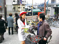 な・ご・や商業フェスタPR活動の様子