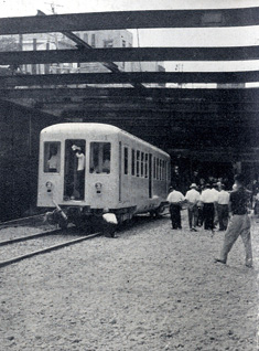 地下へ引き込まれる第一号車。8月7日30馬力のウインチロープを使用し、ケーブルカー式に地下へ徐々に引降しました(写真提供:名古屋市交通局市営交通資料センター)