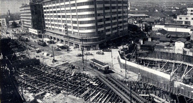 工事中の名古屋駅前(出典:名古屋市交通局『地下鉄開通』)