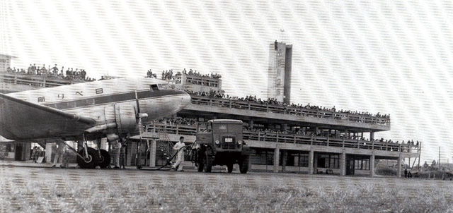 観光名所となったターミナルビル送迎デッキ。創業当時、観光入場料収入は全体の4割以上を占めておりました(出典:飛翔 写真でみる名古屋空港のあゆみ)