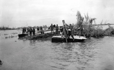 自衛隊が実施した応急復旧工事(筏川付近の仮締め切り工事の作業状況)(撮影者:陸上自衛隊、資料提供:中部地区自然災害科学資料センター)