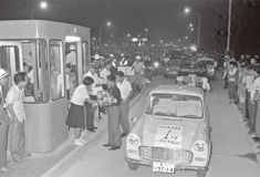 1964年9月6日、一宮IC開局当時の様子。一宮ICへ一番乗りした方に、花束が贈られました(写真提供:中日本高速道路株式会社)