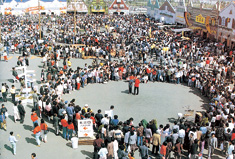 「世界の街並み」で大道芸を楽しむ人々(出典:ワールドインポートフェアナゴヤ公式記録)