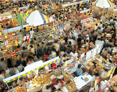 あふれる人で賑わうバザールゾーン(出典:ワールドインポートフェアナゴヤ公式記録)